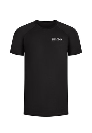 Zwarte t-shirt, korte mouwen, glad materiaal, ronde hals, met een witte "SMILODOX" logo op de linkerborst, getailleerd ontwerp, basic stijl.