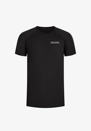 Zwarte t-shirt, korte mouwen, glad materiaal, ronde hals, met een witte "SMILODOX" logo op de linkerborst, getailleerd ontwerp, basic stijl.