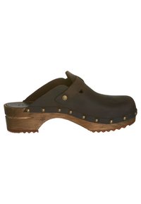 Zoccolo in pelle nera con suola in legno, decorate con borchie in ottone lungo il bordo e apertura sul retro per una facile calzata.