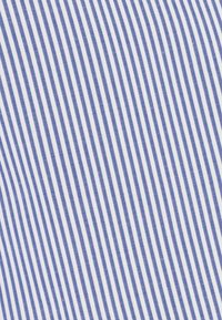 Tejido a rayas en azul claro y blanco con líneas verticales, espaciadas de manera uniforme. La textura parece suave con un acabado tejido.