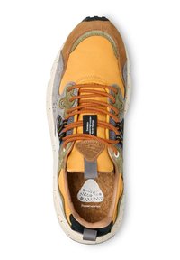 Žluté a oranžové tenisky s šedými a zelenými akcenty, texturované materiály, oranžové tkaničky, korek jako stélka a skvrnitá bílá podešev.