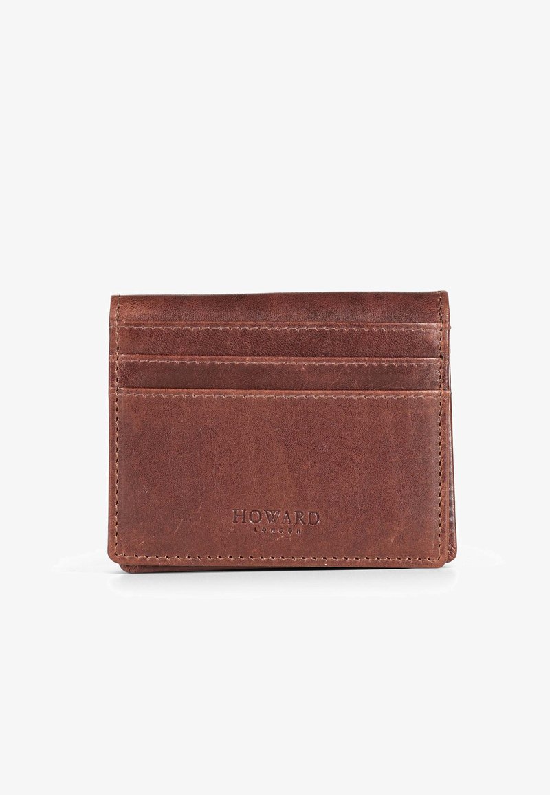 Portafoglio in pelle marrone con quattro slot, logo impresso e design minimalista. Presenta una texture liscia e bordi cuciti.