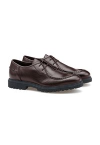 Scarpe in pelle marrone con superficie testurizzata, punta rotonda e dettagli di cucitura in contrasto, dotate di suola in gomma nera con profili.