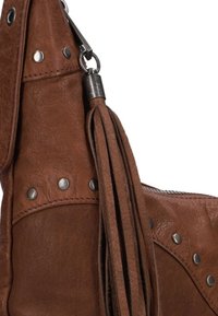 Sac à main en cuir marron avec des clous en argent, une finition texturée et un long pendentif en frange sur la sangle. Comprend une fermeture éclair pour plus de sécurité.