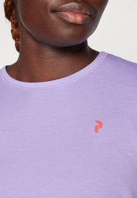 Peak Performance TRAIL - Pikkade varrukatega topp - bougainvillea