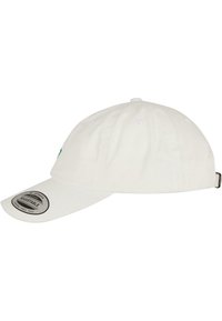 Hvit justerbar baseballcap laget av bomull, med buet skygge, brodert logo på fronten, og metallspenne bak.