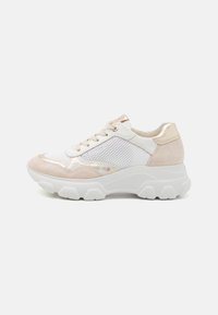 Hvit og beige sneakers laget av mesh og semsket skinn, med en tykk hvit såle og en teksturert design med snøring og metalliske detaljer.
