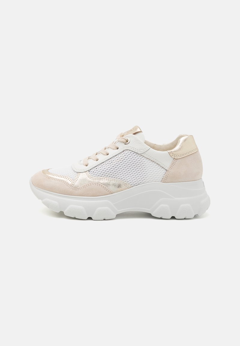 Hvit og beige sneakers laget av mesh og semsket skinn, med en tykk hvit såle og en teksturert design med snøring og metalliske detaljer.