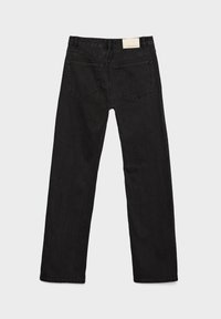 Vaqueros de denim negro con piernas rectas, que presentan una etiqueta en la cintura, dos bolsillos traseros y una superficie ligeramente texturizada.