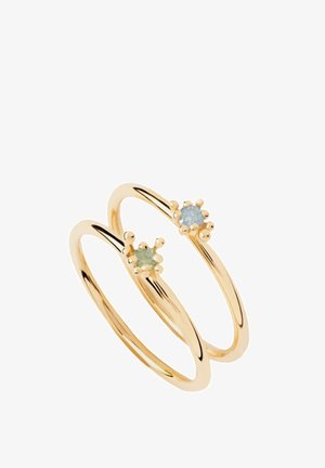 Ensemble de deux bagues en ton doré comprenant deux bandes minces, chacune avec un accent de gemmes rondes : l'une verte et l'autre bleue, serties dans des griffes décoratives.