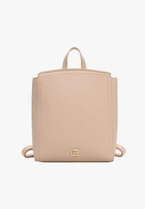 Beige nahkainen reppu, jossa on jämäkkä muotoilu, yläkahva, sivulenkit ja pieni kultainen logoyksityiskohta edessä.