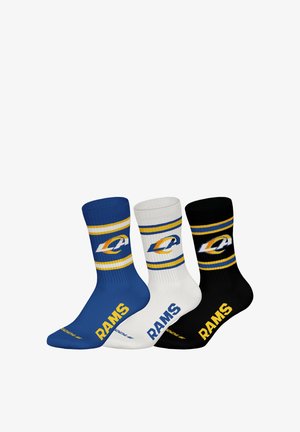 Drei Socken in Blau, Weiß und Schwarz. Jede verfügt über kontrastierende Streifen und den Schriftzug „RAMS“, wobei die Logos des Teams deutlich sichtbar sind.