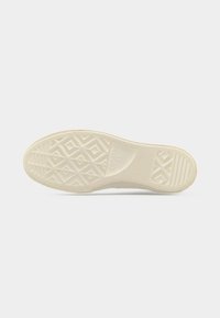 Λευκή λαστιχένια σόλα παπουτσιού με λαβή σε σχέδιο διαμαντιού, υφή στις άκρες και αποτύπωμα λογότυπου κοντά στη φτέρνα.