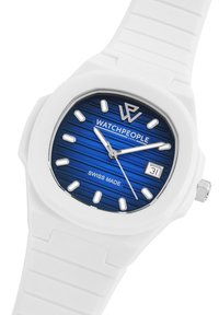 Baltas silikono laikrodis su apvaliu mėlynu ciferblatu, tekstūruotomis juostelėmis, sidabriniais akcentais ir datos rodmeniu 3 valandos pozicijoje. Yra pateikta Swiss Made prekės ženklo informacija.