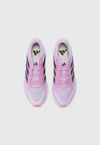 Baskets de sport violettes et roses en matériau en mesh, avec des rayures noires, une semelle rembourrée et un design à lacer avec un embout texturé.
