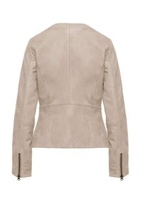 Beige leren jack met een getailleerd ontwerp, rugnaden en ritsmanchetten. Gladde textuur, lange mouwen en minimalistische stijl.