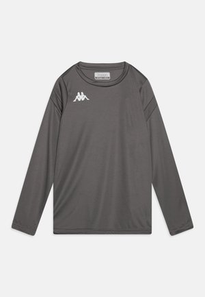 Grå langermet treningsshirt laget av glatt, lett stoff. Har rund hals og en hvit logo på øvre venstre side.