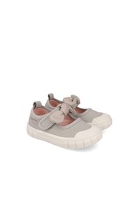 Zapatos de lona grises con un upper suave y acolchado y un detalle de nudo. Presentan una suela de goma texturizada y un forro interior rosa.