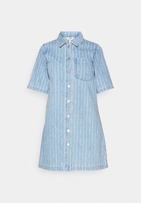 Lyseblå denimkjole med korte ermer, vertikale hvite striper, krage, knappelukking foran og en enkelt brystlomme.