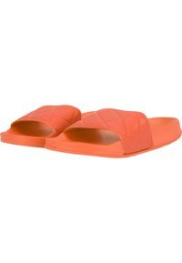 Oranje slide-sandalen van rubber met een gestructureerd, gewatteerd patroon op de bovenkant en een open teenontwerp. Gladde zool.