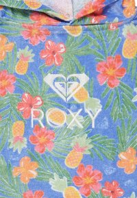Mikina s kapucňou s modrým kvetinovým vzorom, na ktorom sú ružové kvety a ananásy; vyšívané logo "ROXY" na strede.