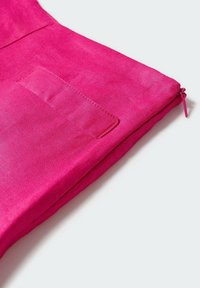 Różowy woreczek z tkaniny o gładkiej fakturze, wyposażony w zamek błyskawiczny i małą zewnętrzną kieszonkę. Prosty design bez dodatkowych akcentów.