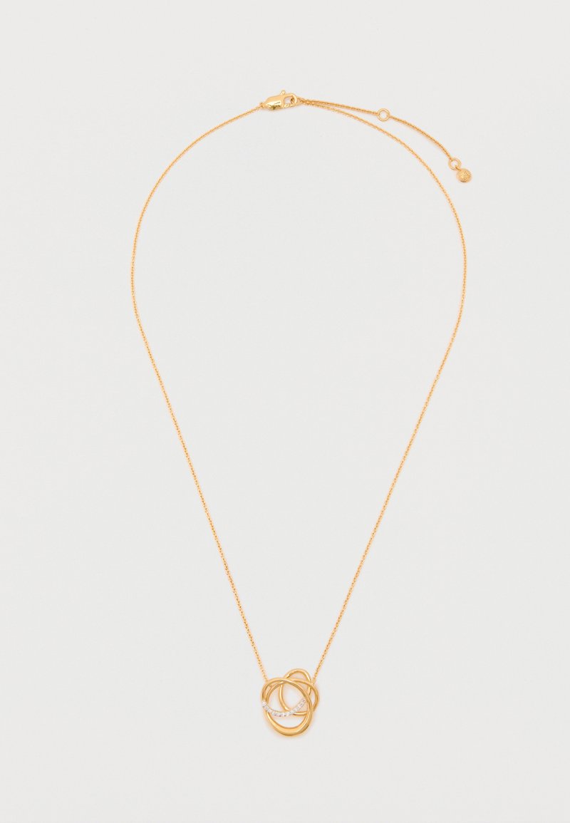 Colar de metal em tom de ouro com pendente circular interligado, apresenta um acabamento liso e uma corrente delicada com fecho e comprimento ajustável.