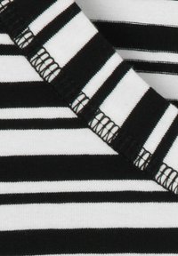 Zwart-wit gestreepte stof met een smalle ronde halslijn en zichtbare stiksels langs de randen, met een zachte textuur.