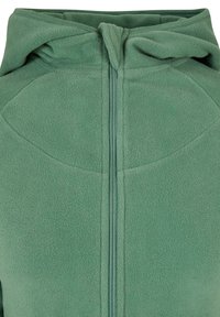 Haut en polaire vert avec une fermeture éclair centrée, doté d'une capuche avec cordon de serrage et d'un tissu texturé. Détails de couture présents sur les épaules.