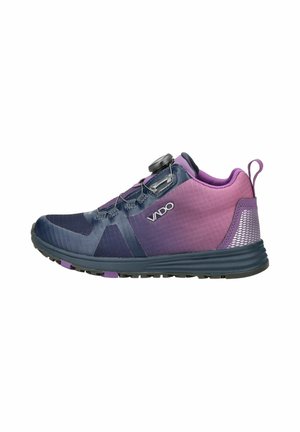 Scarpa sportiva con un design nei toni del blu navy e viola, tomaia in rete, dettagli testurizzati, sistema di allacciatura BOA e una robusta suola in gomma nera.
