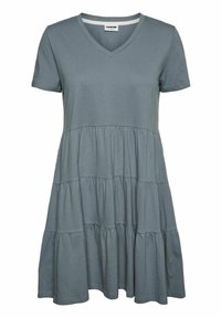 Vestido gris de cuello en V, hecho de una tela suave, con mangas cortas, volantes en capas y un diseño relajado.
