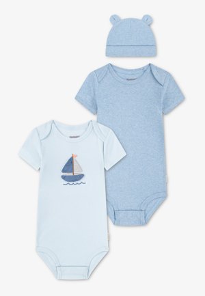 Γαλάζια βρεφικά φορμάκια με κοντά μανίκια· το ένα διαθέτει κέντημα με ιστιοφόρο, ενώ το άλλο είναι μονόχρωμο. Συνοδεύονται από σκουφάκι με αυτιά αρκούδας.