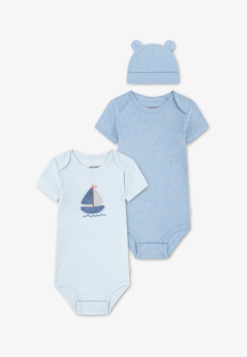 Γαλάζια βρεφικά φορμάκια με κοντά μανίκια· το ένα διαθέτει κέντημα με ιστιοφόρο, ενώ το άλλο είναι μονόχρωμο. Συνοδεύονται από σκουφάκι με αυτιά αρκούδας.