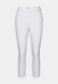 Slim-fit vita jeans med midja, framknapp och dragkedja, bälteshällor och femfickorsdesign, visade mot en vit bakgrund.