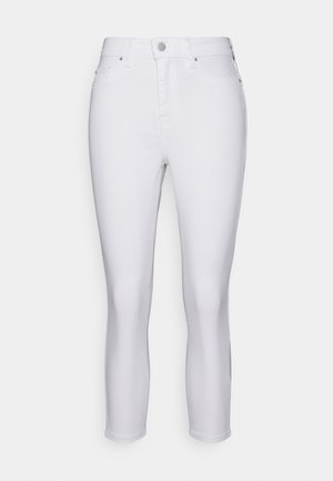 Jeans blancos ajustados con cintura de media altura, botón y cremallera en la parte delantera, trabillas para cinturón y diseño de cinco bolsillos, exhibidos sobre un fondo blanco.