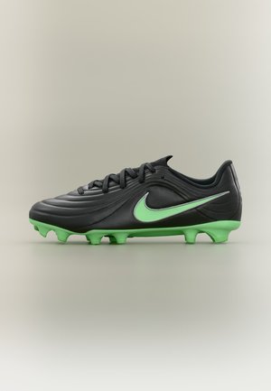 Fekete focicipő világoszöld talppal és Nike logóval, oldalnézetben semleges háttéren.