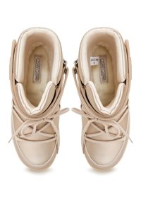 Sneaker alte beige con esterno liscio, interno morbido, dettagli testurizzati e lacci elastici, caratterizzati da un design minimalista e accenti in argento.