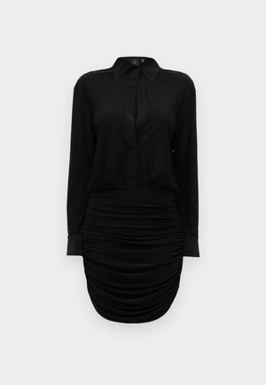 Rochie neagră cu mâneci lungi, guler cu rever, fustă strânsă în pliuri și detaliu decupat frontal, expusă pe un fundal alb simplu.