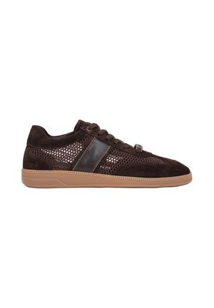 Niski brązowy sneaker z zamszem, panelami z siateczki, skórzanym paskiem, sznurowaniem z przodu i jasnobrązową gumową podeszwą, pokazany z profilu bocznego.