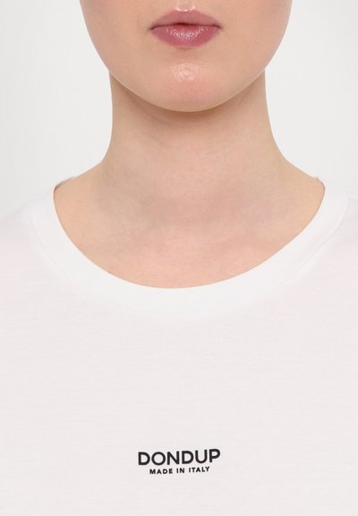 Hvid bomulds T-shirt med rund halsudskæring og sort "DON DUP MADE IN ITALY" logo trykt på brystet, glat tekstur.