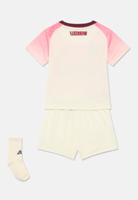 Uniforme desportivo leve em creme com detalhes em rosa nos ombros, apresentando um decote redondo e um logótipo nas costas. Inclui calções a condizer e uma meia.