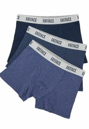 Drie paar herenboxershorts in verschillende blauwtinten, elk met een grijze tailleband met het "FATFACE"-logo in het zwart.