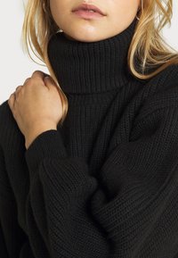 Monki Sweter