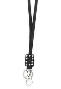 Lanyard in tessuto nero con patch metallico e anello portachiavi e gancio in argento su sfondo bianco.