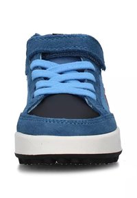 Sneaker blu in pelle scamosciata e rete con accenti neri, dotata di una fascia in Velcro, lacci blu e una suola bianca imbottita. Dettaglio della superficie testurizzata.