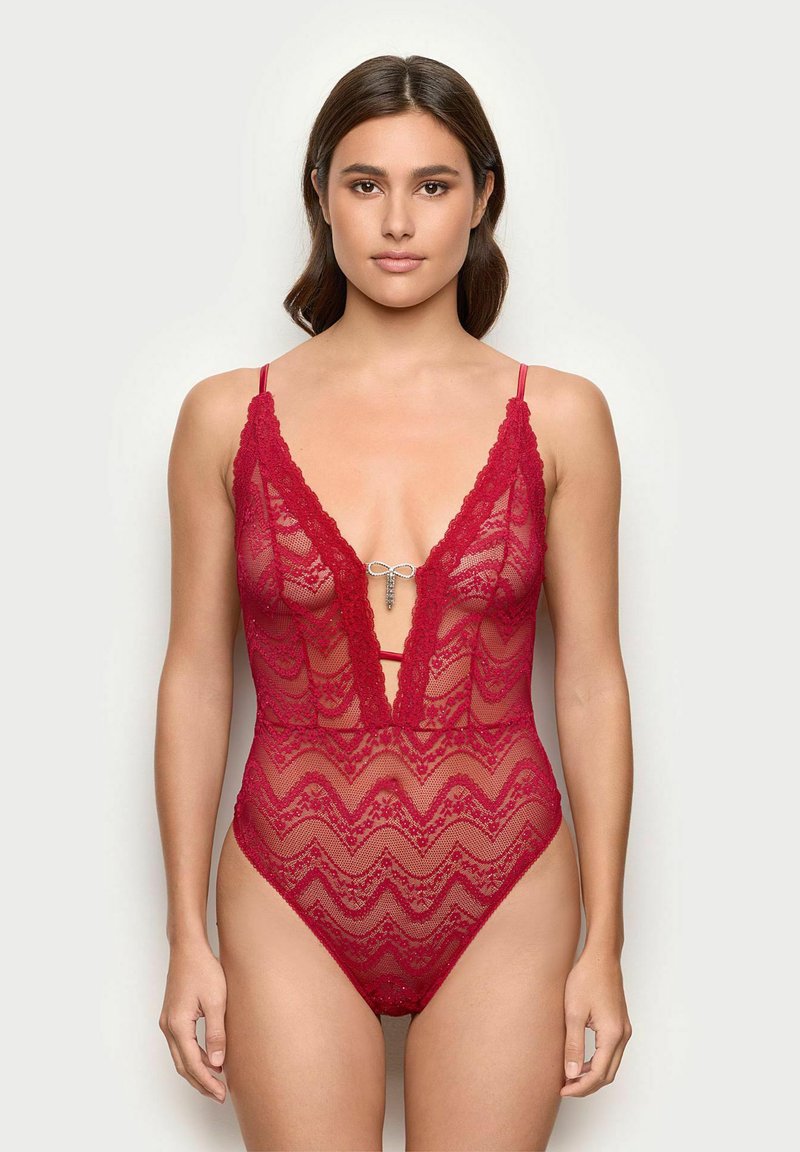 Bodysuit de encaje rojo con escote pronunciado, patrón en zigzag, tirantes ajustables y un acento decorativo plateado en el centro.