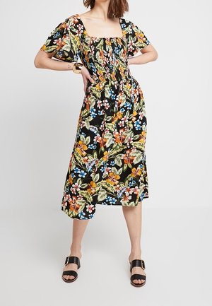 Robe noire à fleurs avec encolure carrée, manches courtes à volants et corsage froncé. Présente des fleurs et des feuilles colorées dans des teintes vives.