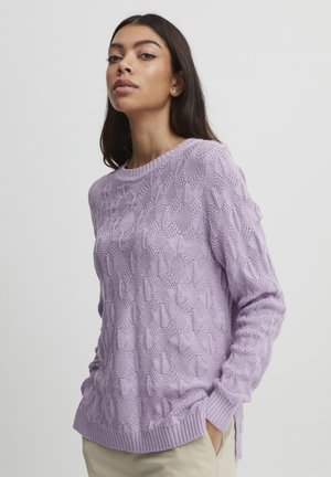 Lila gestrickter Pullover mit geometrischem Muster, Rundhalsausschnitt, gerippten Ärmelbündchen und Saum. Verfügt über einen lässigen Schnitt und seitliche Schlitze für Bewegungsfreiheit.