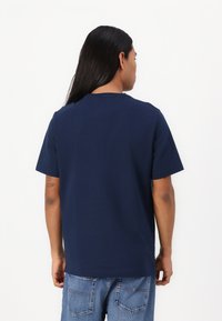 Tommy Hilfiger FLAG SAILING TEE - Print T-shirt - night sky