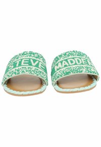 Sandali a scivolo intrecciati verdi con lettering bianco "STEVE MADDEN", dotati di un comodo open toe e superiori in tessuto testurizzato, oltre a una suola liscia.